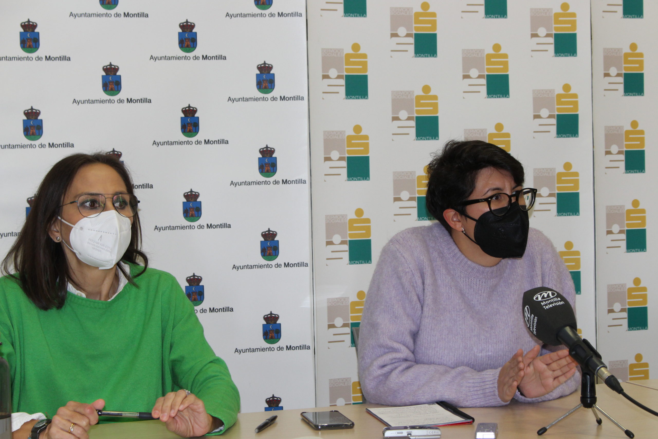 La concejala de Servicios Sociales, Alicia Galisteo, y la directora del centro, Carmen Galisteo en rueda de prensa.